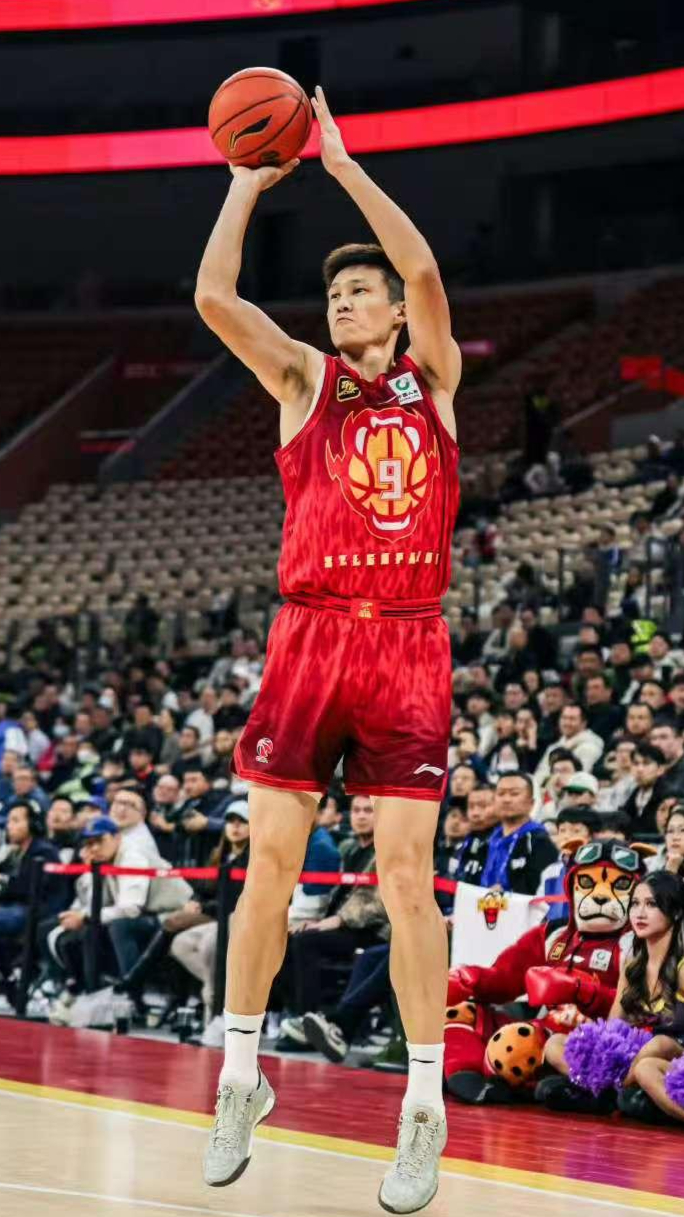 包含深圳男篮客场赢球，士气高涨的词条